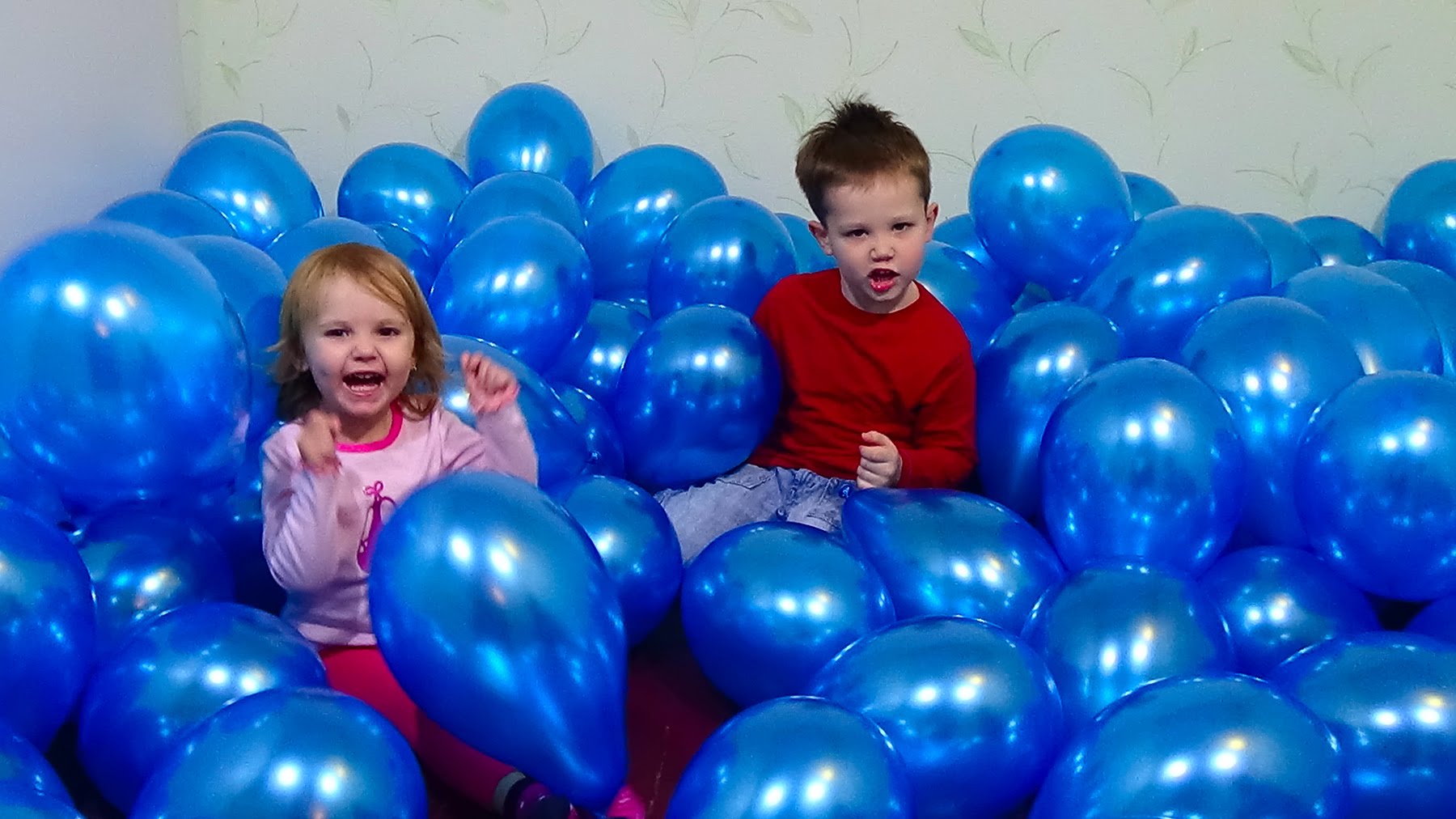 Надуть шары видео. Катя и Макс шарики. Дети с воздушными шарами. Шары для детей. Надутые воздушные шары.